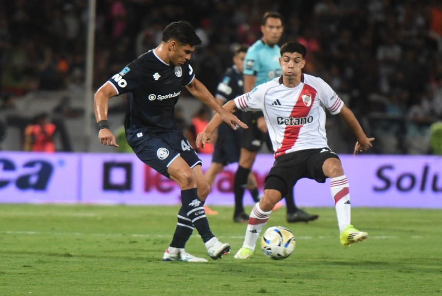 River empató en Mendoza y espera por Coudet tras la salida de Gallardo