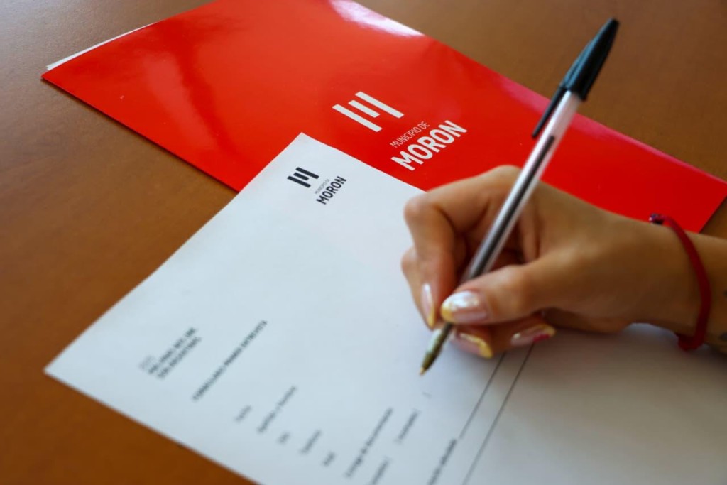 Lucas Ghi y Axel Kicillof entregaron t&iacute;tulos de propiedad a familias de Mor&oacute;n