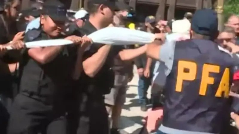 Tensi&oacute;n en Plaza de Mayo: la Polic&iacute;a fren&oacute; una protesta de personas con discapacidad frente a Casa Rosada