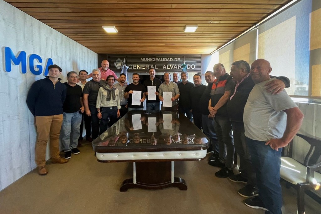 Hist&oacute;rico acuerdo en General Alvarado: firmaron el primer convenio colectivo para municipales