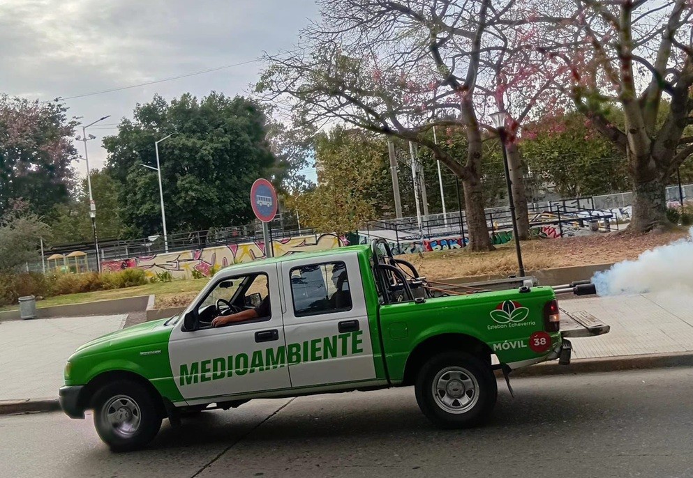 Refuerzan la fumigaci&oacute;n en Esteban Echeverr&iacute;a: despliegue diario contra el dengue en todos los barrios