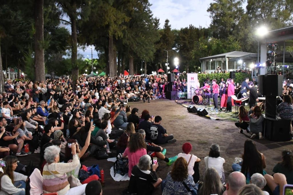 Multitudinaria jornada en Mor&oacute;n: a 50 a&ntilde;os del golpe, miles participaron de un emotivo homenaje a la memoria