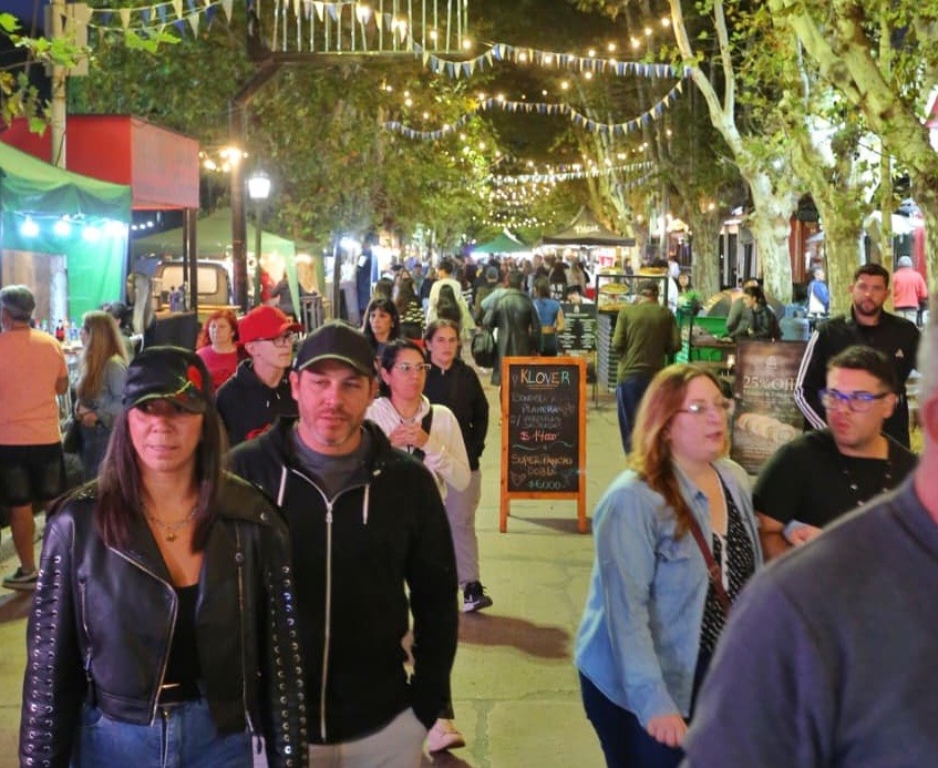 Multitud en Paseo Dorrego: la feria que impulsa emprendedores y llena de vida las calles