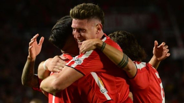 Show del Pincha en el UNO: goleada, hat-trick y pelea por la cima