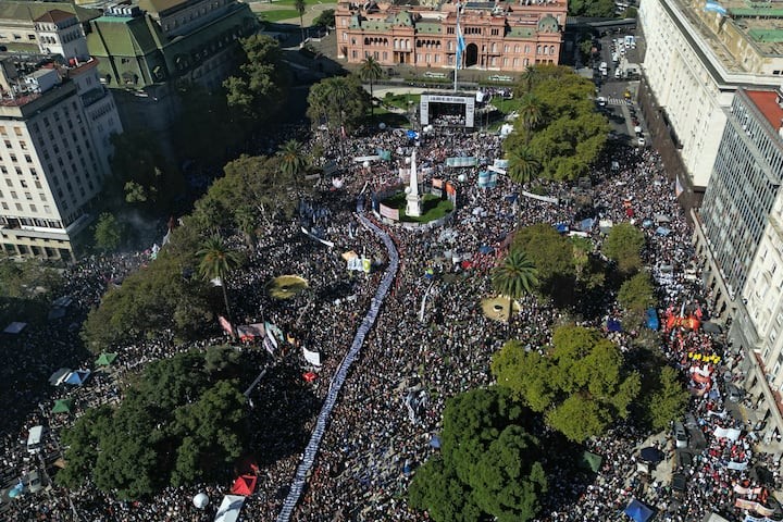 A 50 a&ntilde;os del golpe, una marea humana cop&oacute; Plaza de Mayo y volvi&oacute; a exigir: &ldquo;Que digan d&oacute;nde est&aacute;n&rdquo;
