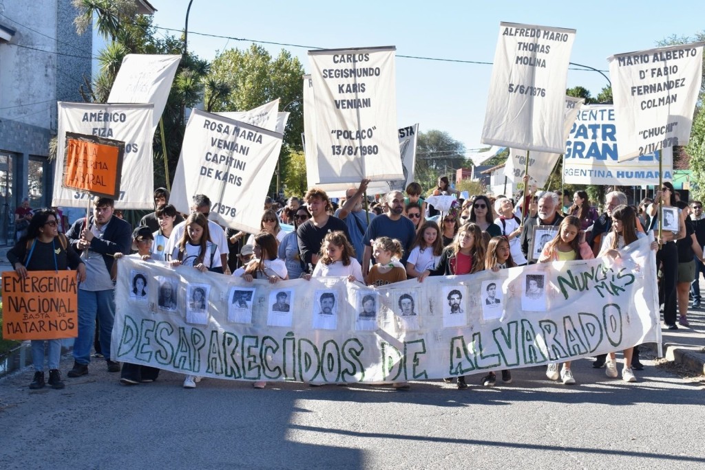 Multitudinaria caminata por la Memoria en General Alvarado a 50 a&ntilde;os del golpe