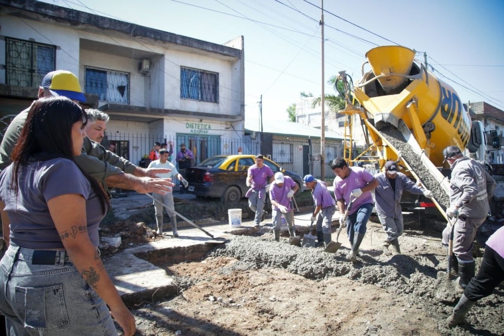 Quilmes avanza con obras de bacheo en Solano: mejoras clave para una calle muy transitada