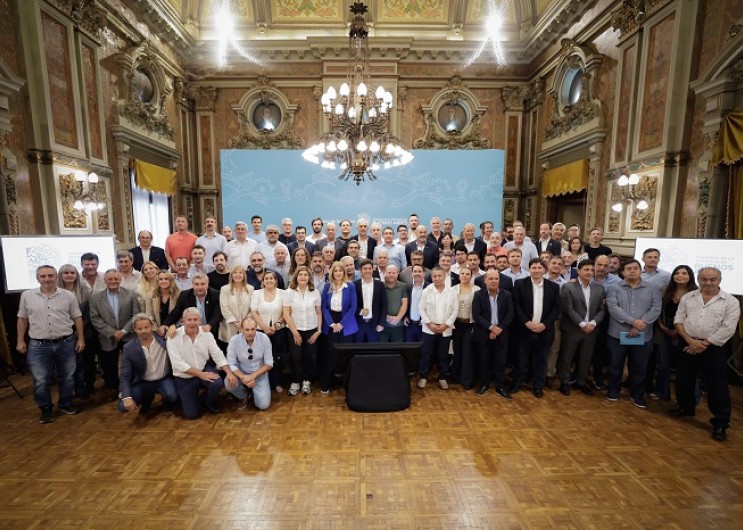 Kicillof cruz&oacute; al Gobierno nacional y anunci&oacute; fondos clave para municipios en medio de la crisis