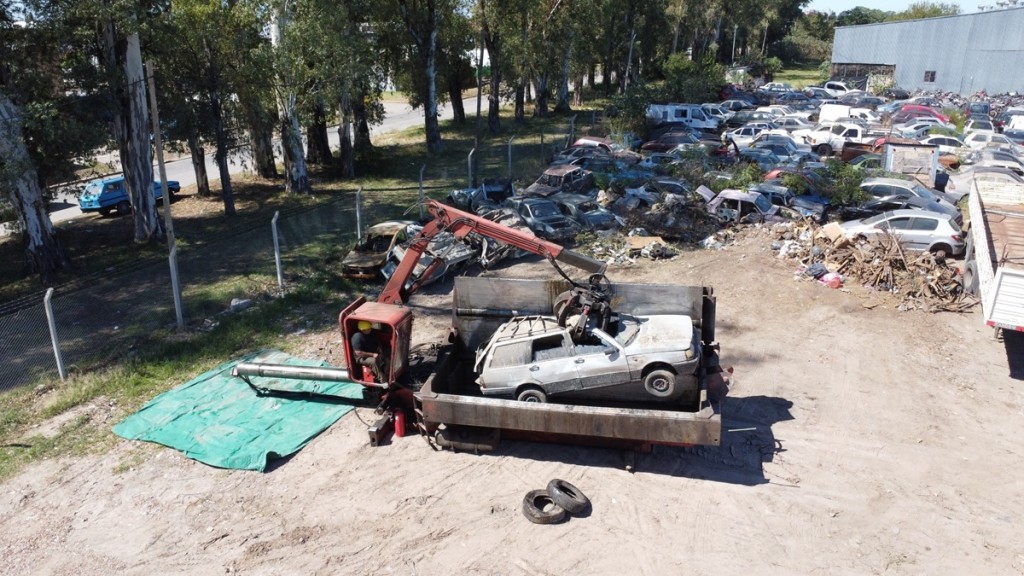 Monta&ntilde;as de chatarra desaparecen en horas: compactaron m&aacute;s de 200 veh&iacute;culos en Esteban Echeverr&iacute;a