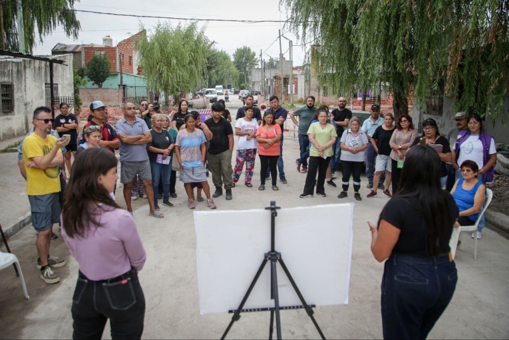 Despu&eacute;s de d&eacute;cadas de espera, asfaltan 19 cuadras y cambia la vida de un barrio en Quilmes