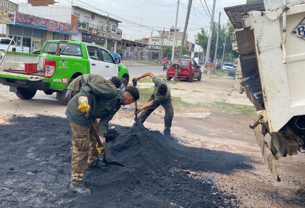 Avanza el plan vial: nuevas obras de bacheo en Luis Guill&oacute;n para mejorar la circulaci&oacute;n