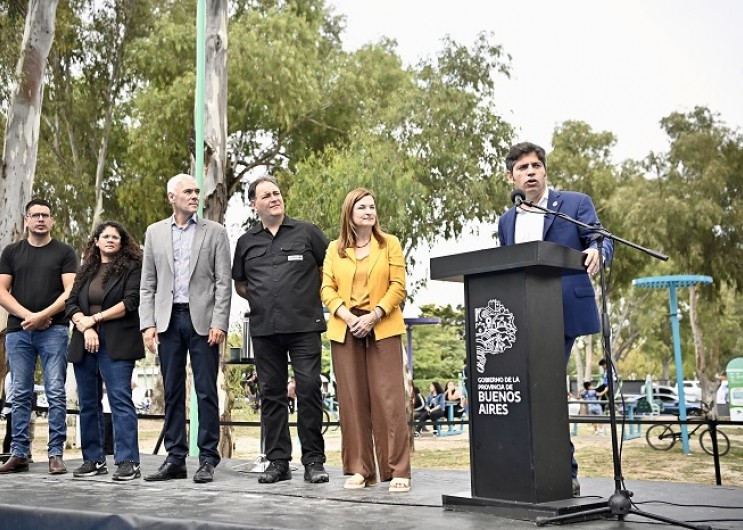 Kicillof inaugur&oacute; obras clave en Berisso: nuevo play&oacute;n deportivo y refuerzo para la Comisar&iacute;a de la Mujer