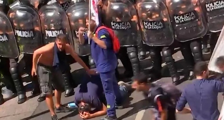 Palos, balas de goma y gases: violenta represi&oacute;n a trabajadores de FATE frente a la Secretar&iacute;a de Trabajo