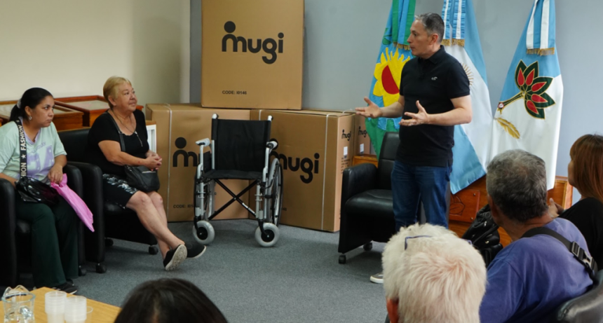 Fernando Gray entreg&oacute; sillas de ruedas a vecinos con problemas de salud en Esteban Echeverr&iacute;a