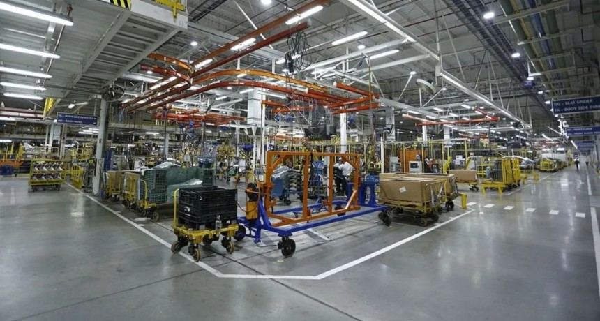 La industria sigue en ca&iacute;da libre: en enero la producci&oacute;n volvi&oacute; a retroceder y golpea a sectores clave