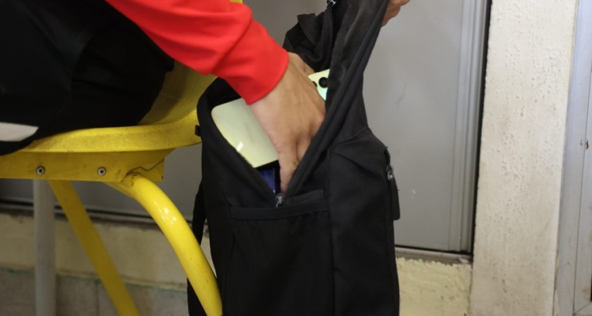 El Gobierno porte&ntilde;o proh&iacute;be el uso de celulares durante las clases en la secundaria