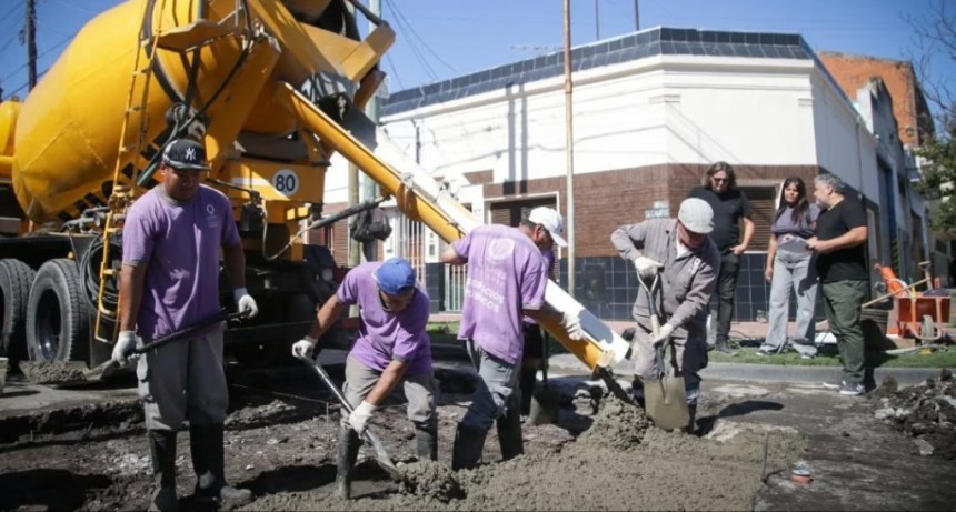 Avanza el plan de bacheo en Quilmes: realizan trabajos de hormig&oacute;n en una calle clave de Bernal