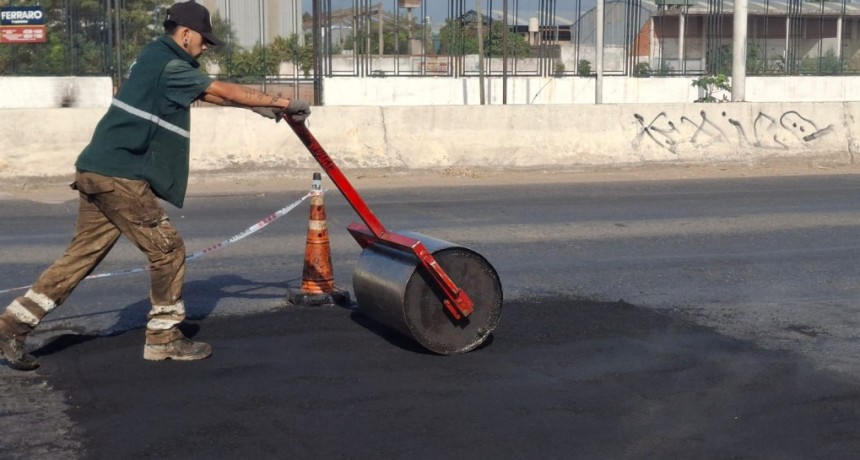 Avanza el plan vial en Esteban Echeverr&iacute;a: realizaron obras de bacheo con asfalto caliente sobre Ruta 4