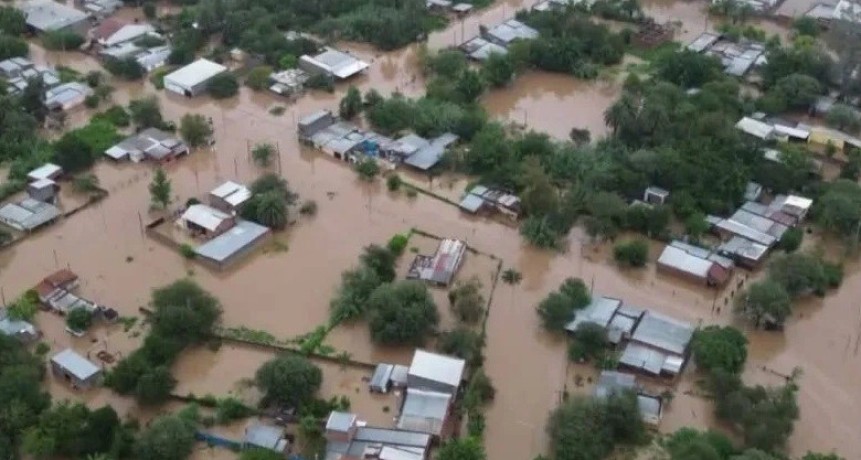Drama por las inundaciones en Tucum&aacute;n: suspenden clases y familias evacuadas pasan la noche al costado de una ruta
