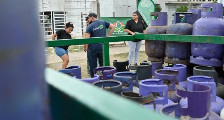 Garrafas a precio accesible: los vecinos aprovecharon la recarga econ&oacute;mica