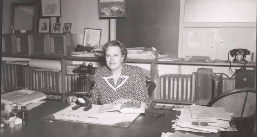  Irene Crespin (1896-1980), ge&oacute;loga australiana indagando entre f&oacute;siles y yacimientos de petr&oacute;leo