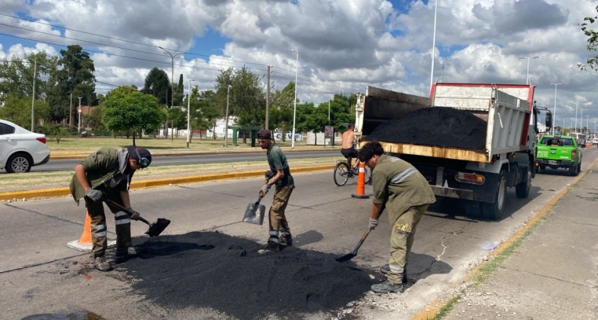 El Jag&uuml;el: el Municipio avanza con trabajos de bacheo sobre la Ruta 205