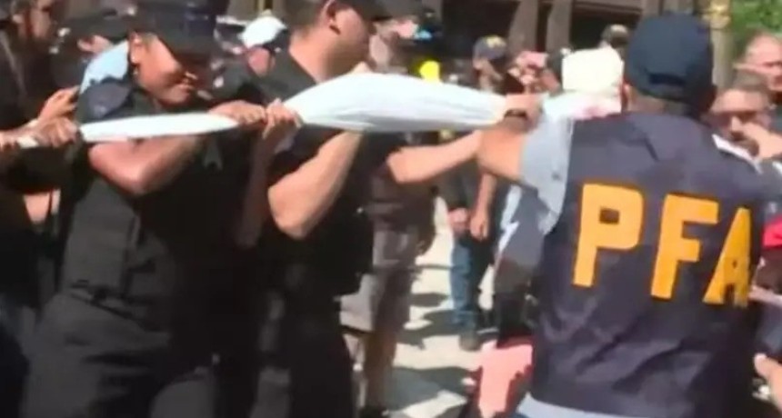 Tensi&oacute;n en Plaza de Mayo: la Polic&iacute;a fren&oacute; una protesta de personas con discapacidad frente a Casa Rosada