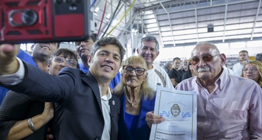 Kicillof entreg&oacute; 430 escrituras en Mor&oacute;n y apunt&oacute; contra la pol&iacute;tica econ&oacute;mica nacional