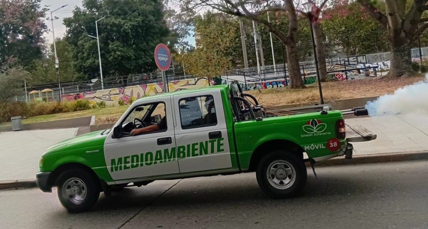Refuerzan la fumigaci&oacute;n en Esteban Echeverr&iacute;a: despliegue diario contra el dengue en todos los barrios