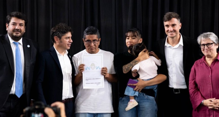 Mor&oacute;n: Kicillof y Ghi entregaron m&aacute;s de 400 escrituras y reforzaron la educaci&oacute;n con una nueva escuela