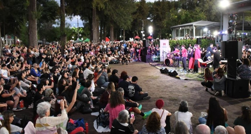 Multitudinaria jornada en Mor&oacute;n: a 50 a&ntilde;os del golpe, miles participaron de un emotivo homenaje a la memoria