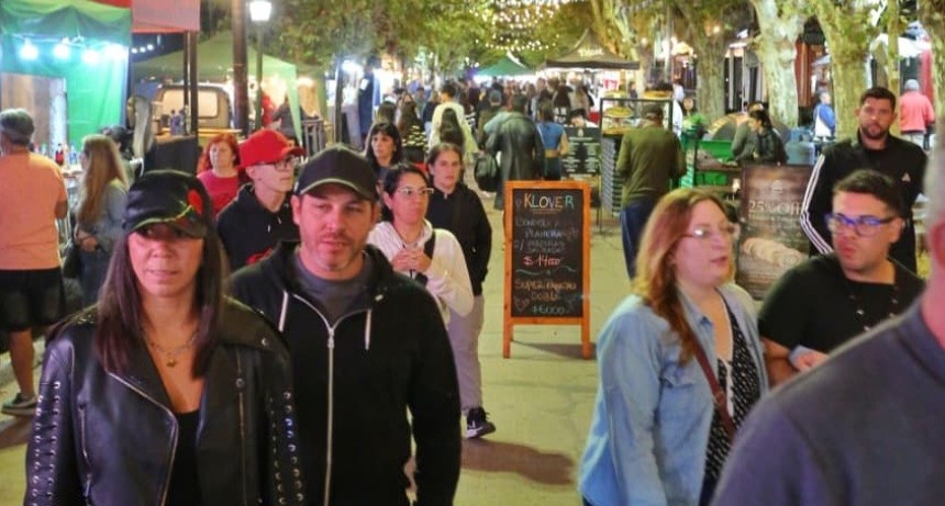 Multitud en Paseo Dorrego: la feria que impulsa emprendedores y llena de vida las calles