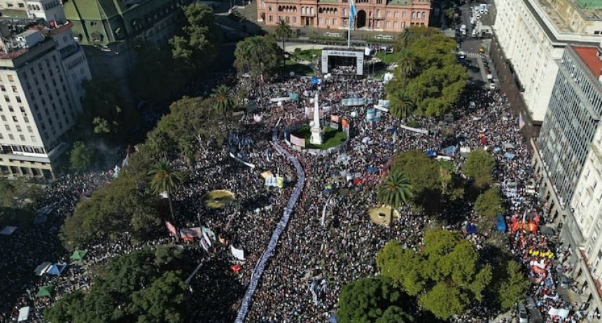 A 50 a&ntilde;os del golpe, una marea humana cop&oacute; Plaza de Mayo y volvi&oacute; a exigir: &ldquo;Que digan d&oacute;nde est&aacute;n&rdquo;