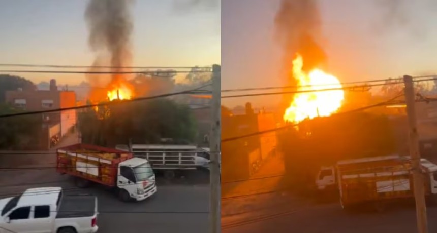 Explosiones, fuego y p&aacute;nico en Merlo: ardi&oacute; un dep&oacute;sito de garrafas y afect&oacute; varias casas