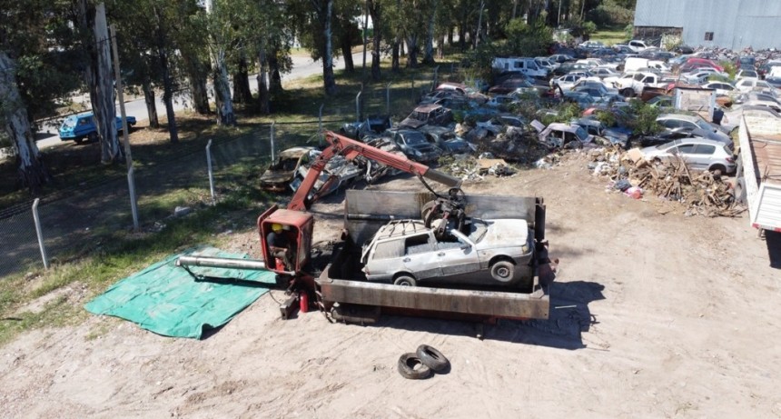 Monta&ntilde;as de chatarra desaparecen en horas: compactaron m&aacute;s de 200 veh&iacute;culos en Esteban Echeverr&iacute;a