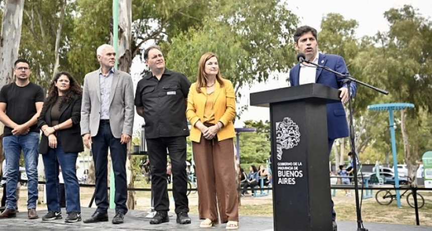 Kicillof inaugur&oacute; obras clave en Berisso: nuevo play&oacute;n deportivo y refuerzo para la Comisar&iacute;a de la Mujer