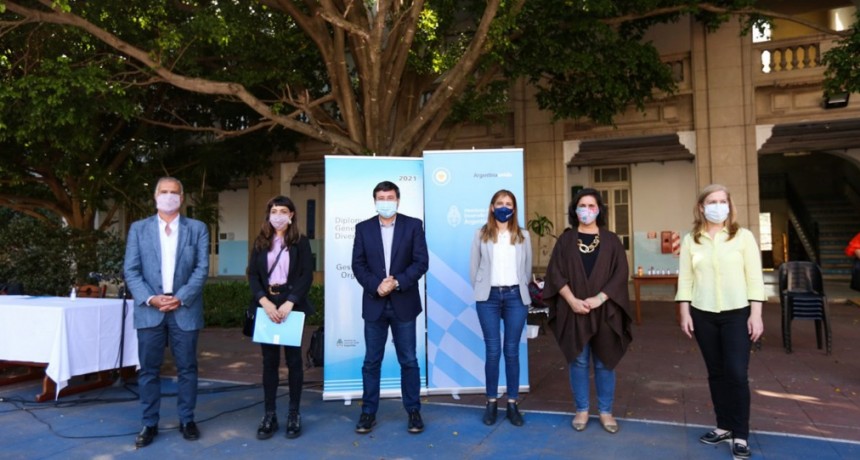Presentan diplomaturas en Géneros y Diversidad y en Gestión Social del Cuidado