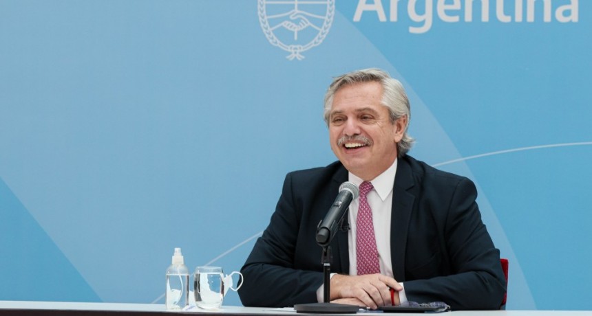 El presidente promulgó la ley que exime del pago del Impuesto a las Ganancias a 1.267.000 asalariados, entre trabajadores y jubilados