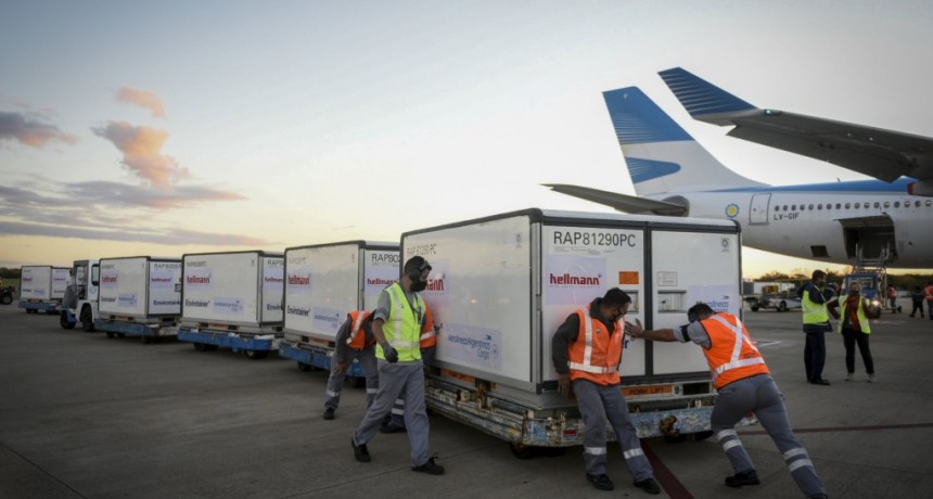 Llegó un segundo vuelo de Aerolíneas Argentinas que trajo de China 371.200 dosis de vacunas Sinopharm
