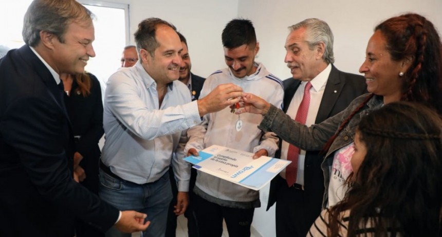 Alberto Fernández y Santiago Maggiotti entregaron viviendas en Almirante Brown