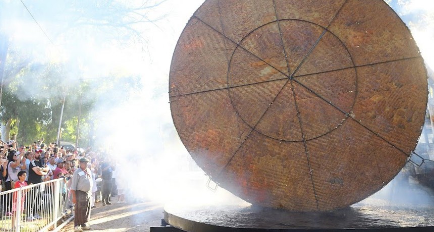 Torta frita gigante y miel para disfrutar en otoño