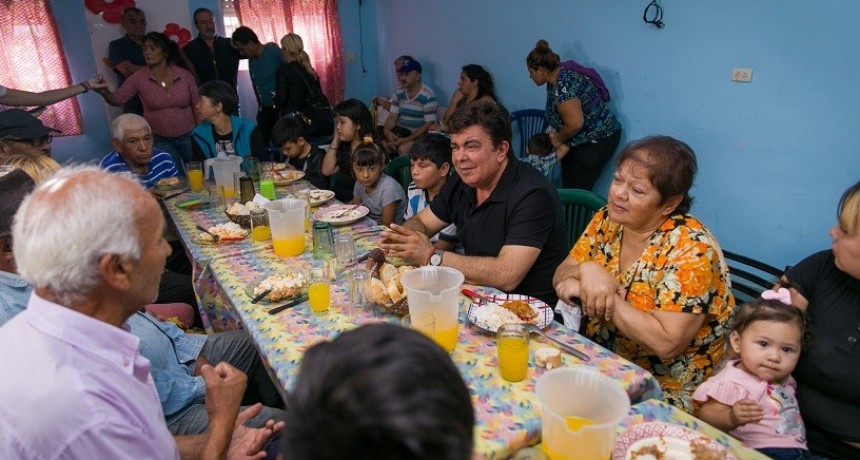 Fernando Espinoza visitó un comedor de Laferrere en este Viernes Santo