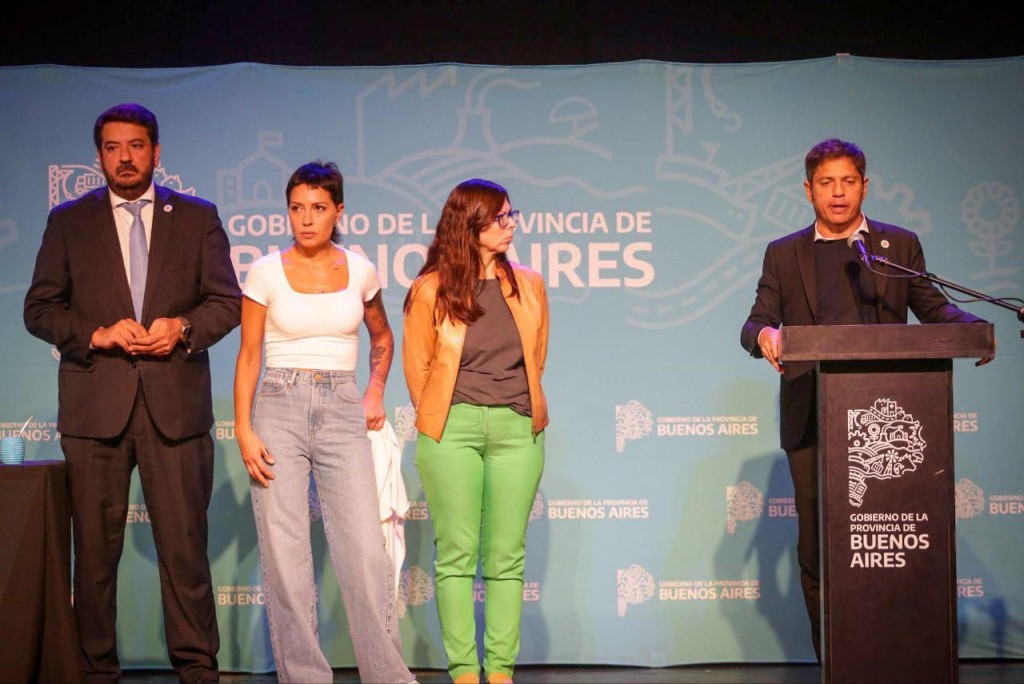 Mayra Mendoza y Axel Kicillof entregan escrituras a más de 480 familias en Quilmes