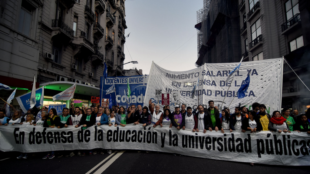 Las Universidades públicas defienden su futuro en las calles: Movilización masiva en busca de garantías educativas
