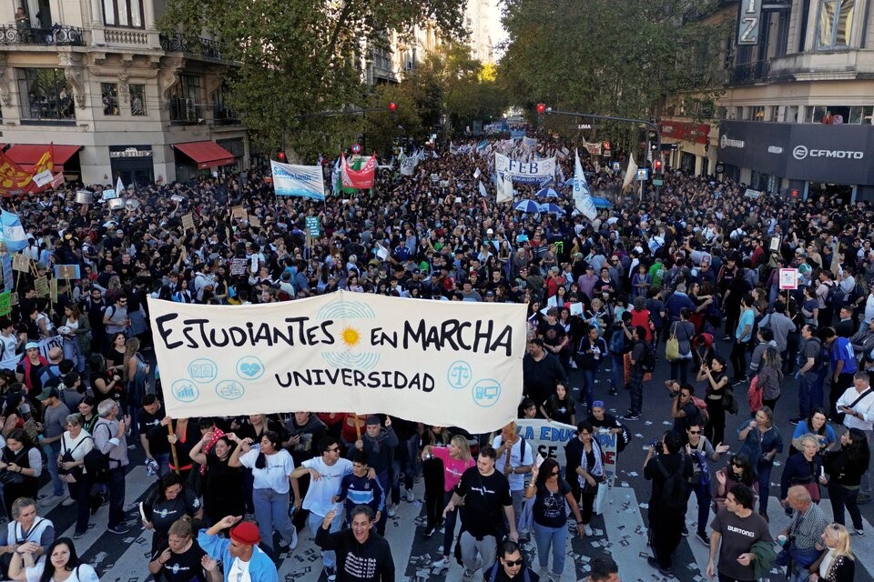 Masiva marcha universitaria en defensa de la educación pública colma el Congreso y la Plaza de Mayo
