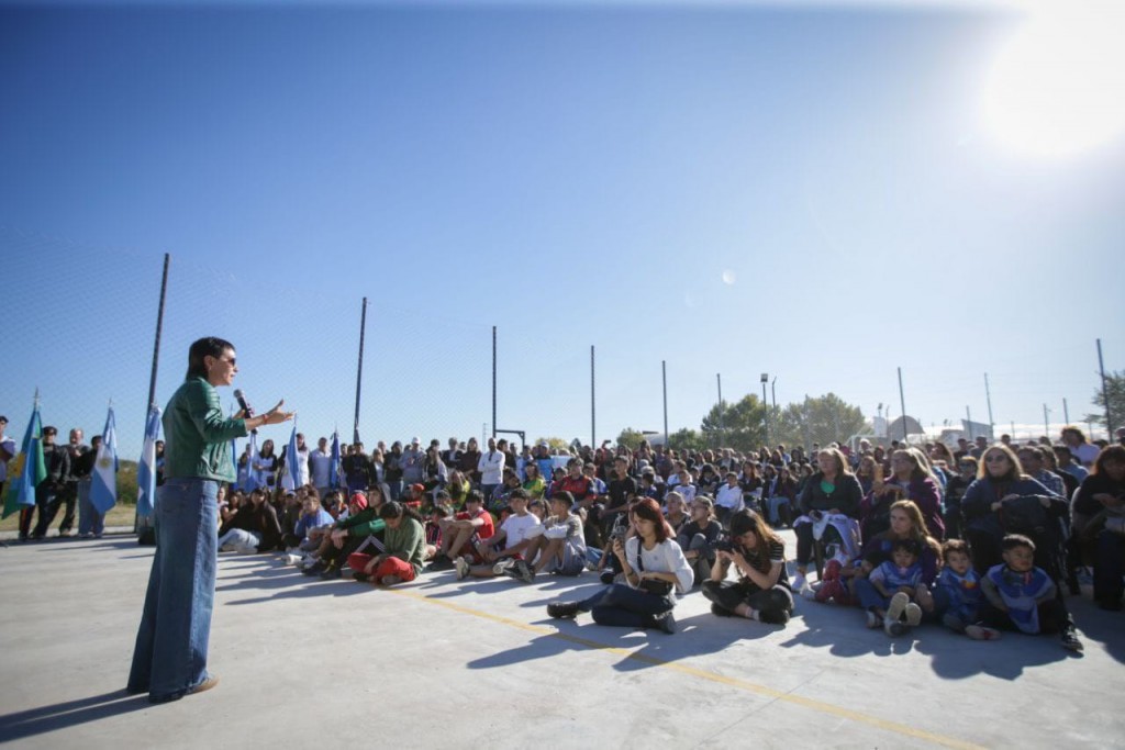 Mayra Mendoza inaugura el nuevo Polideportivo Municipal 'Cristina Corazón' en Bernal Oeste