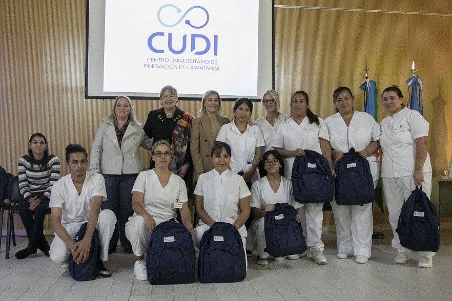 Estudiantes de Enfermería del CUDI reciben kits profesionales de salud