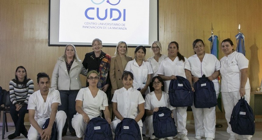 Estudiantes de Enfermería del CUDI reciben kits profesionales de salud