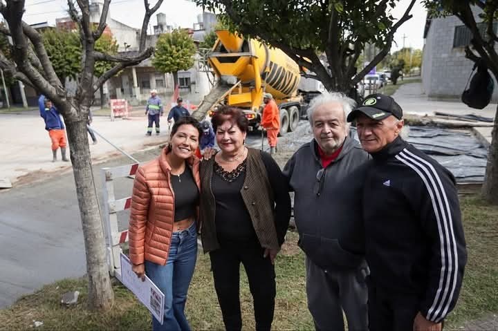 Mayra Mendoza supervisó obras de bacheo en Bernal Oeste y dialogó con vecinos