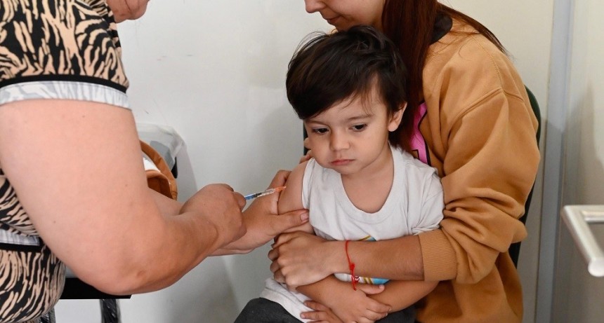 Avanza en Esteban Echeverría la campaña gratuita de vacunación de refuerzo contra el sarampión